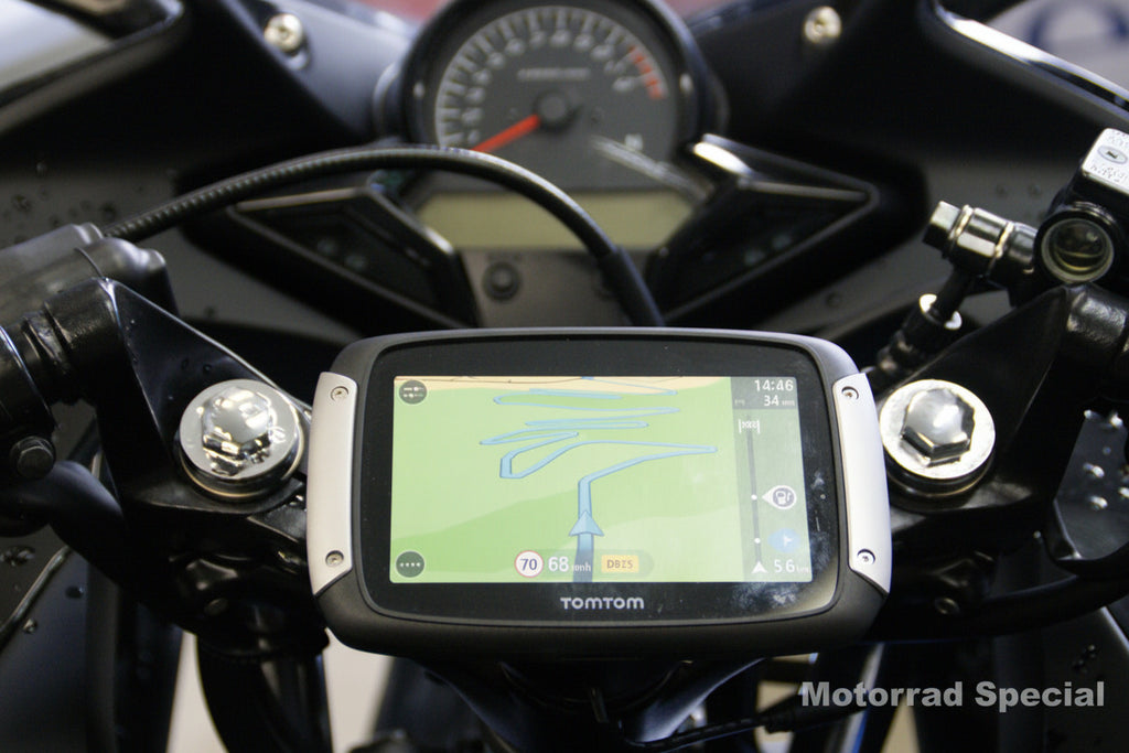 Honda CBR125R mit TomTom Navigationshalterung, stabile Befestigungdurch den Lenkschaft, optimale Position des Navis und freie Sicht auf die Instrumente.