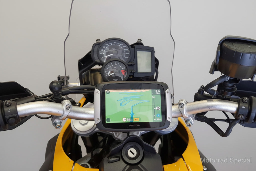 BMW F800S mit TomTom Navihalter, montiert auf der Lenkerklemmung vor der Armatur.