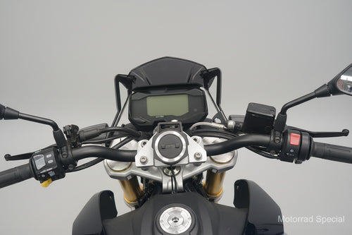 TomTom Navigationshalter für BMW G310R, Montage an der Lenkerklemmungvor dem Cokpit für eine optimale Sicht auf das Navigationsgerät.