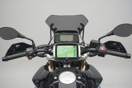 BMW G310R Navihalterung für TomTom, direkt auf der Lenkerklemmung vor der Armatur montiert und gut im Blick.