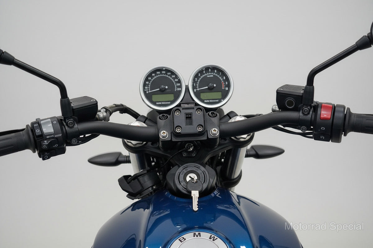 BMW RnineT Navihalter für Garmin Zumo XT direkt am Lenker montiert - optimale Sicht auf die Armaturen.