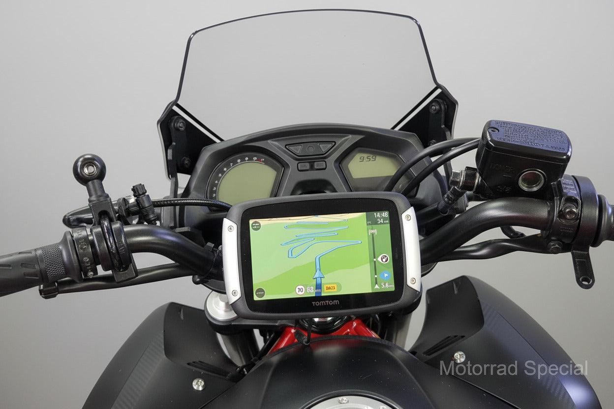 TomTom Navigationshalter für die Honda CB650FA - passgenaue Halterung zur Montag auf dem Lenker, vibrationsarm und gut ablesbar während der Fahrt.