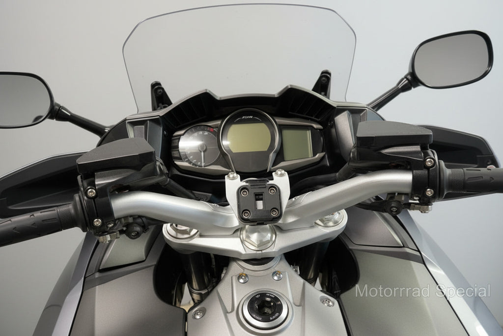 Yamaha FJR1300 RP28 mit Garmin Zumo XT Navi-Halter für den Originallenker. Die stabile Navigationshalterung sorgt für eine sichere Befestigung und eine gut ablesbare Position des Navigationsgeräts während der Fahrt.