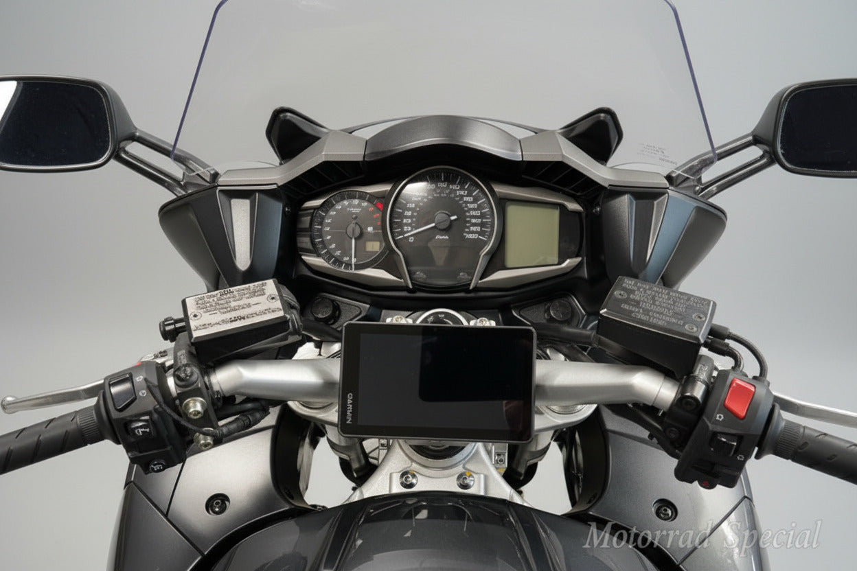 Yamaha FJR1300 RP28 mit Garmin Zumo XT Navigationshalterung am Originallenker montiert. Passgenauer Navihalter mit stabilem Sitz und optimaler Sicht auf das Navigationsgerät.