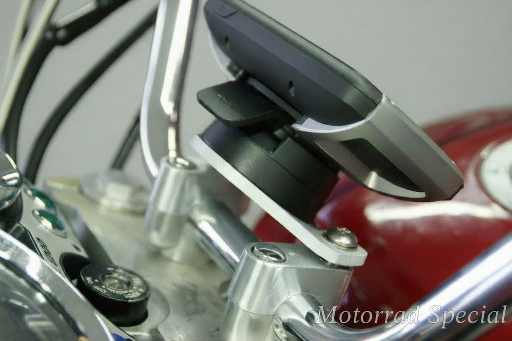 TomTom Navigationshalter für die Yamaha XJR1300 mit passgenauer Lenkermontage. Das Navigationsgerät ist sicher befestigt und jederzeit gut im Blick.