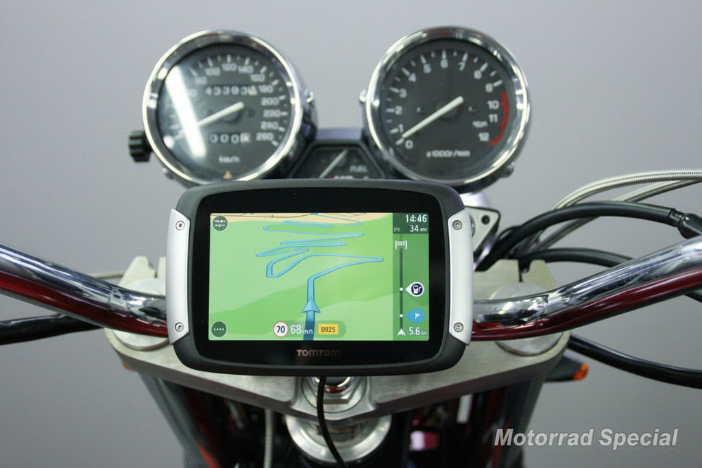 TomTom Navihalter für Yamaha XJR1300 - Hochwertige Navigationshalterung zur Befestigung an der Lenkerklemmung Sorgt für einen sicheren Halt des TomTom, eine ergonomische Ableseposition und freie Sicht auf alle wichtigen Instrumente.