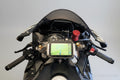 Yamaha YZF-R1 Baujahr 2018 mit TomTom Navigationshalterung, Navihalter zur Montage durch den Lenkschaft, gute Sicht auf das Navigationsgerät und die Armatur.