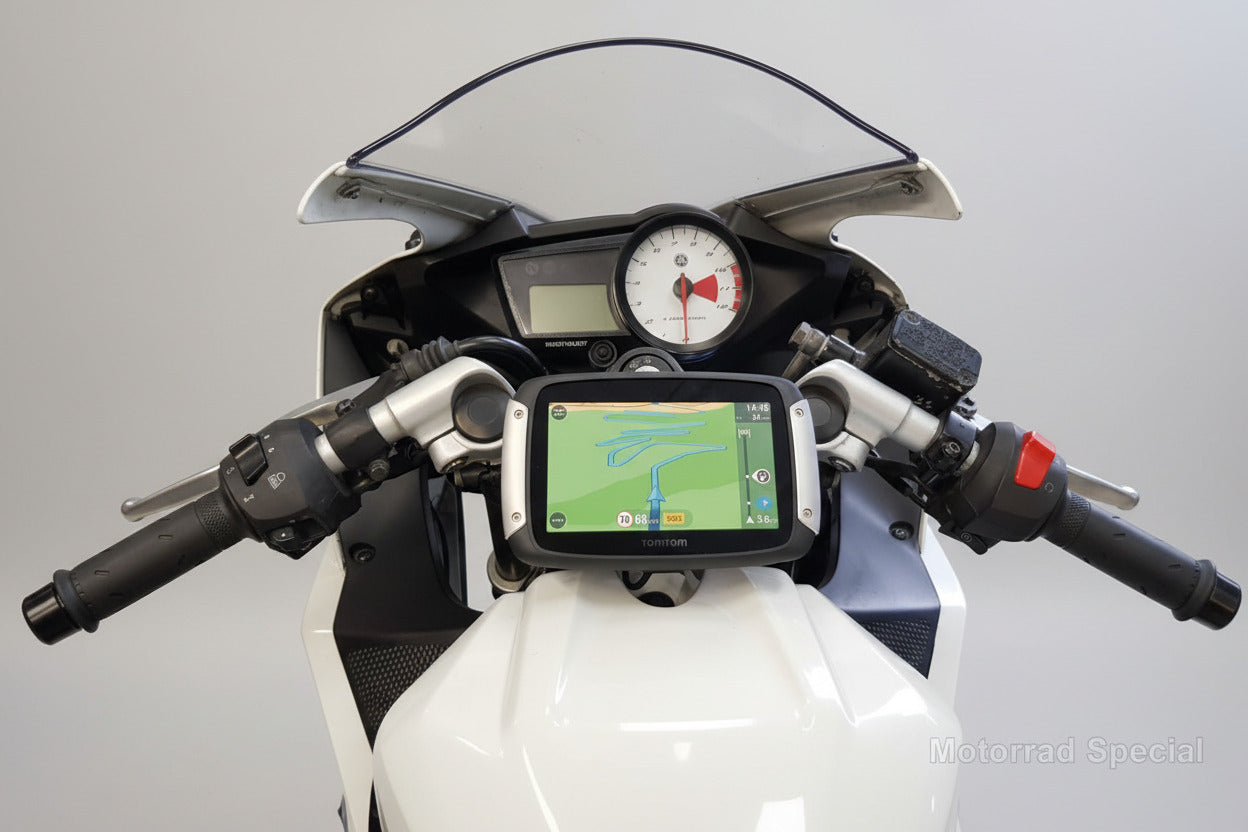 Yamaha YZF-R125 Typ RE06 mit TomTom Navigaitonshalterung, Navihalter und Navigationshalter zur Montage durch den Lenkschaft, optimale Position und freie Sicht auf das TomTom Navigationsgerät.